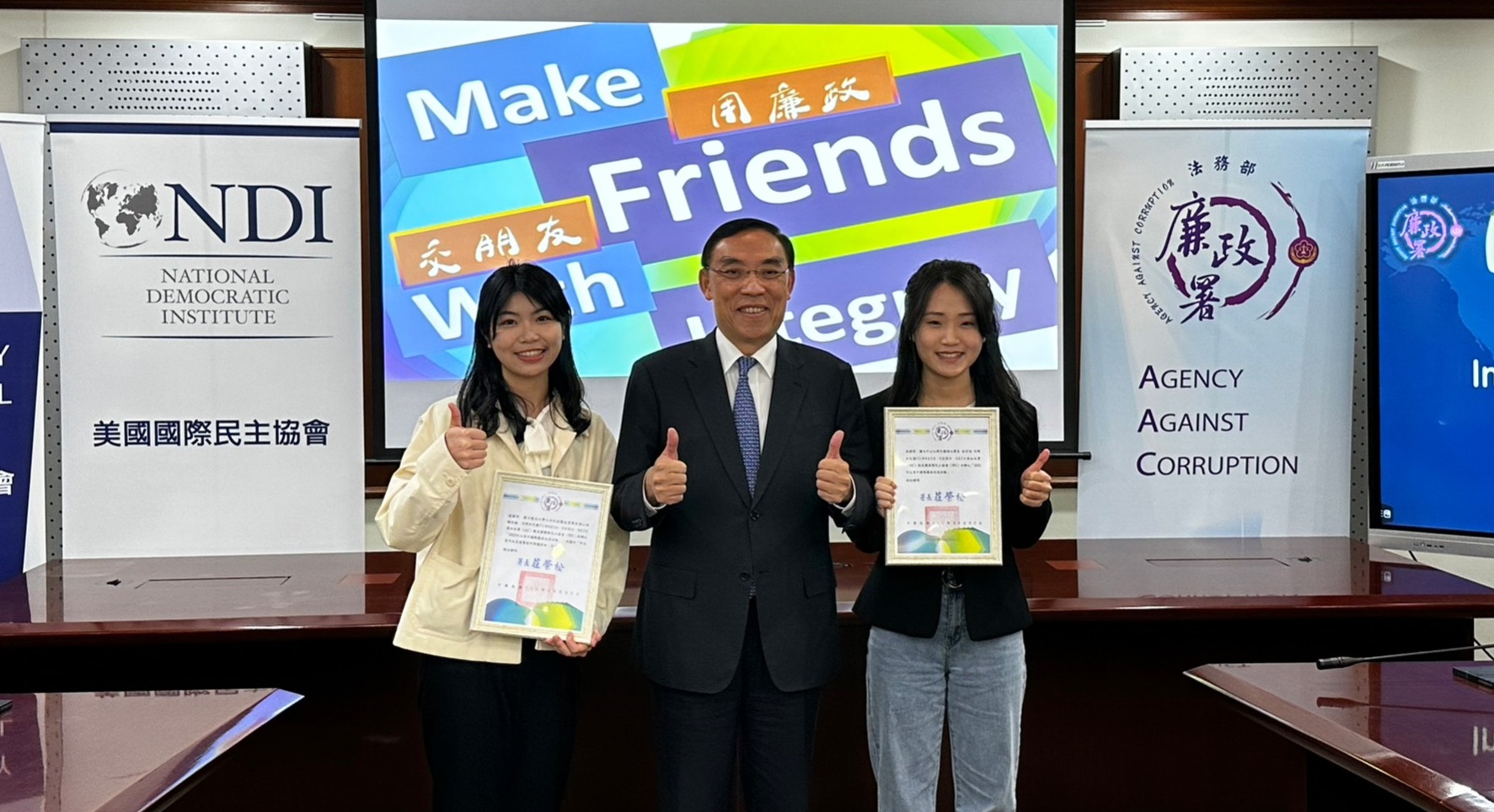 Group photo of the minister of justice with enthusiastic domestic youth representatives