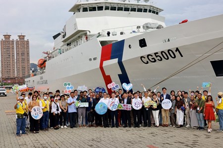 印太青年參訪海巡署4000噸級海巡艦「嘉義艦」