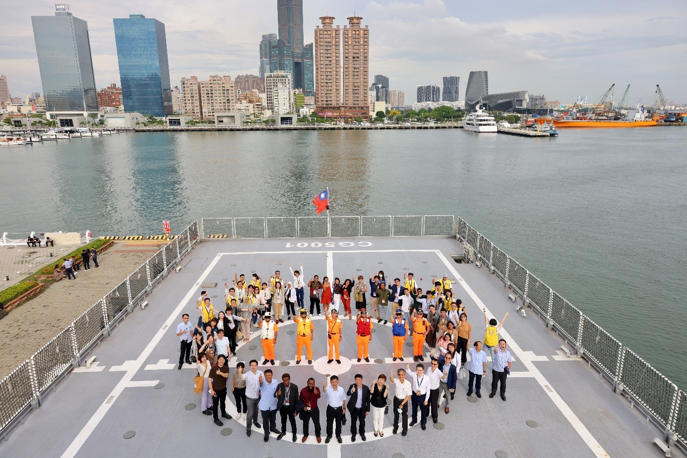 Group photo of the Indo-Pacific youth on the patrol vessel “Chiayi.