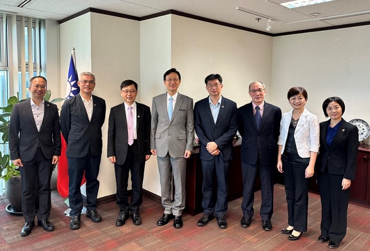 廉政署代表團與我國駐新加坡代表處童代表振源及吳副代表文齡合影