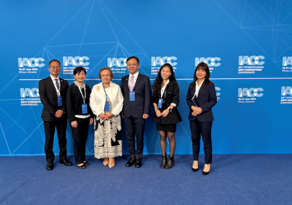 與歐盟審計委員Laima Liucija Andrikienė (中左一)合影