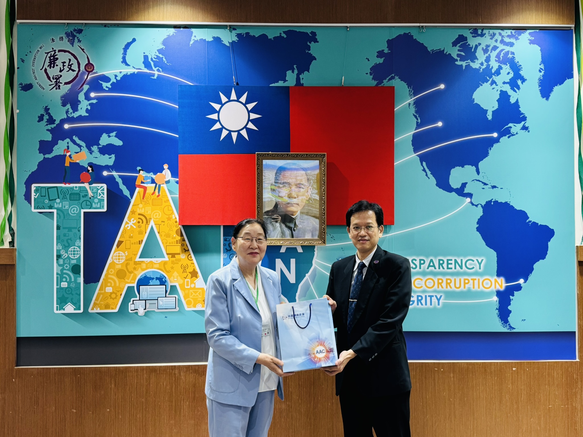 AAC presented a commemorative gift to the visiting guest
