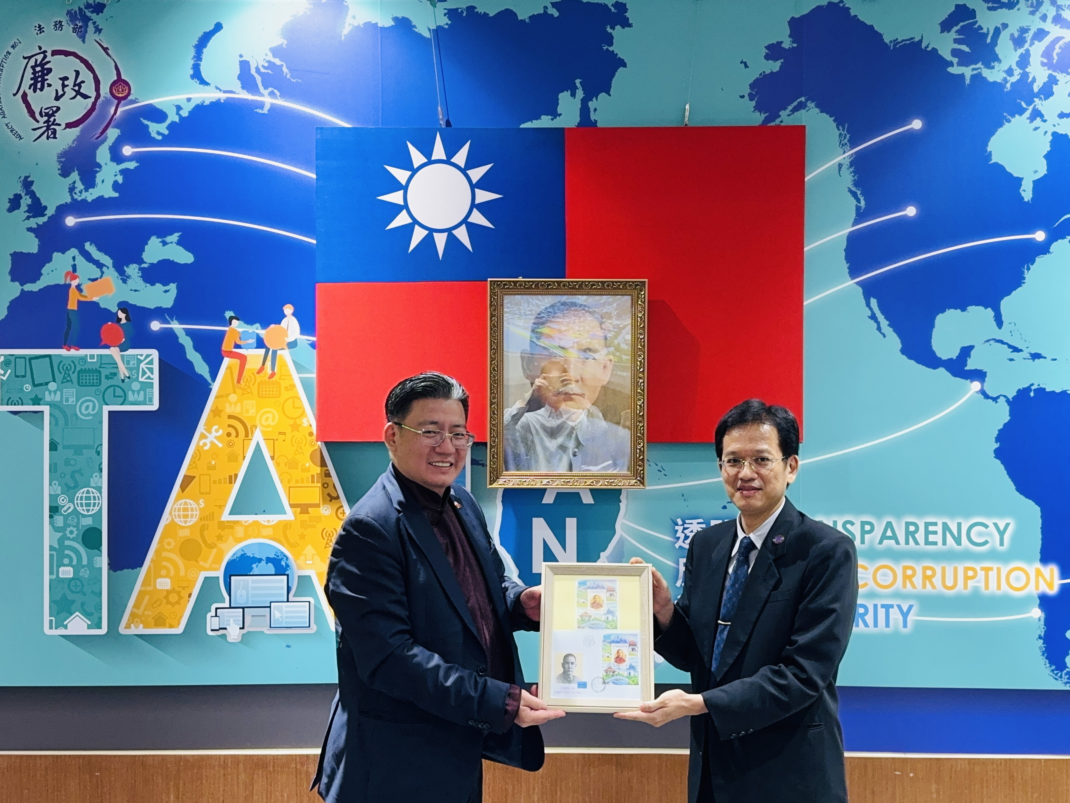 The visiting guest presents a commemorative gift to AAC