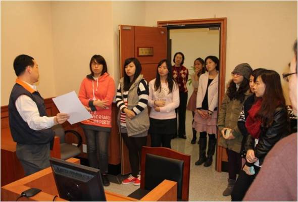 世新大學行政管理學系郭昱瑩教授及6名學生於101年3月14日下午參訪本署。學生參觀本署偵查庭。