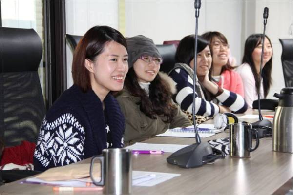 世新大學行政管理學系郭昱瑩教授及6名學生於101年3月14日下午參訪本署。進行意見交流時，學生發言踴躍，互動熱絡。