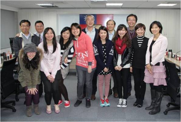 世新大學行政管理學系郭昱瑩教授及6名學生於101年3月14日下午參訪本署。與本署接待人員合影留念。