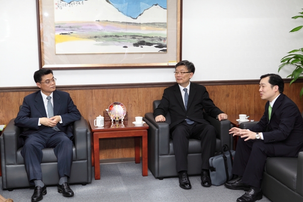 韓國法務部及大檢察廳檢察官Jong Min Kim及Jae Young Lee於101年4月19日來訪，與本署張副署長就廉政議題進行意見交流。