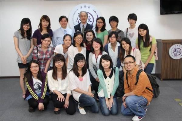 臺北大學公共行政暨政策學系胡龍騰教授率21名學生於101年6月1日下午參訪本署。與本署接待人員合影留念。