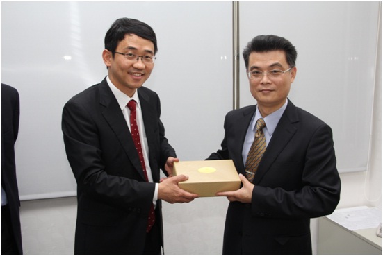 韓國檢察官代表團於101年11月12日來訪，會後張副署長受贈紀念品。