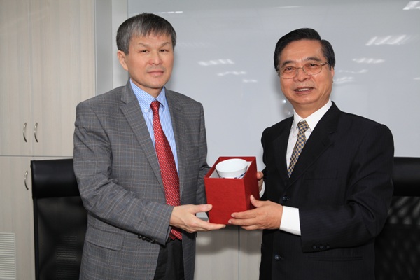 蒙古駐臺北烏蘭巴托貿易經濟代表處代表MR. ELBEG SAMDAN與本署朱署長交換紀念品。