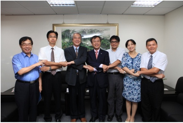 On August 23, 2013, Deputy Director-General Yang of the Agency Against Corruption received a visit from Dr.Geo-Sung Kim, the chairperson of Transparency International Korea and Mr. Hsin-Chung Liao, Ms. Ming-Huei Cheng and Mr. Samuel Kao, three Vice Executive Directors of Transparency International Chinese Taipei.