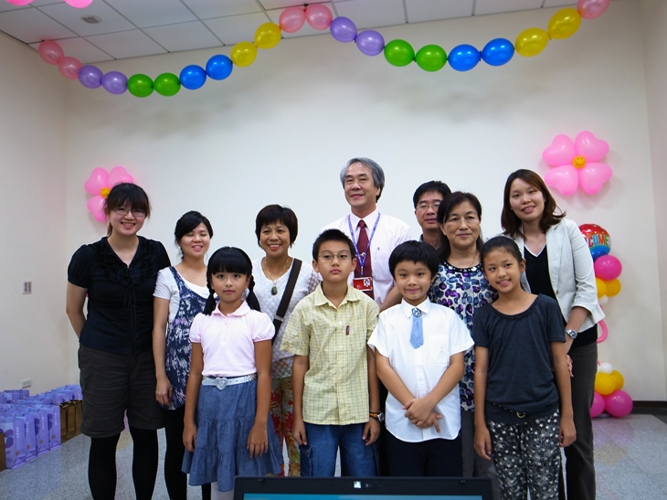 Deputy Director General of the Agency Against Corruption, Yang Shi-jeng photographed with the “I Love Honesty” Reading Contest winners.