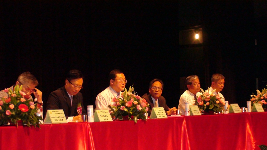 On August 12, 2011, Director General of the Agency Against Corruption, Chou Chih-jung, participated in Changhua County Government’s “Ethical Enterprises, Social Responsibility, and Civil Ethics Forum”, hosted by Yuan He-ling, Dean of the Graduate Institute of National Policy and Public Affairs. Among those invited to the forum were Changhua County Mayor Cho Po-yuan and distinguished representatives from various sectors of business and education.