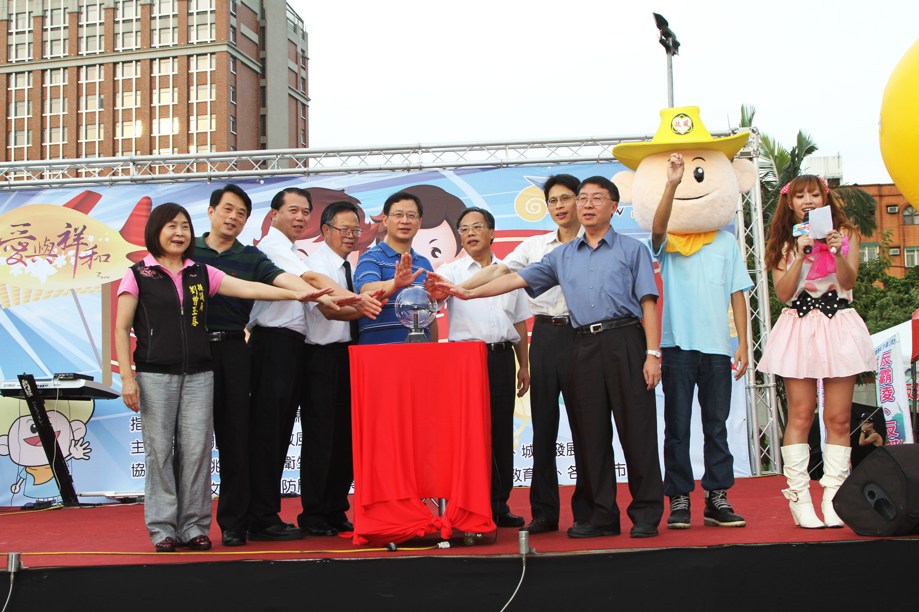 On August 13, 2011, Chou Chih-jung, Director General of the Agency Against Corruption, participated in Taoyuan County Government’s R.O.C Centenary Festival in Taoyuan. Director General Chou and Taoyuan County Mayor Wu Chih-yang, along with guests in attendance, pledged to build a clean government and a uncorrupt homeland.
