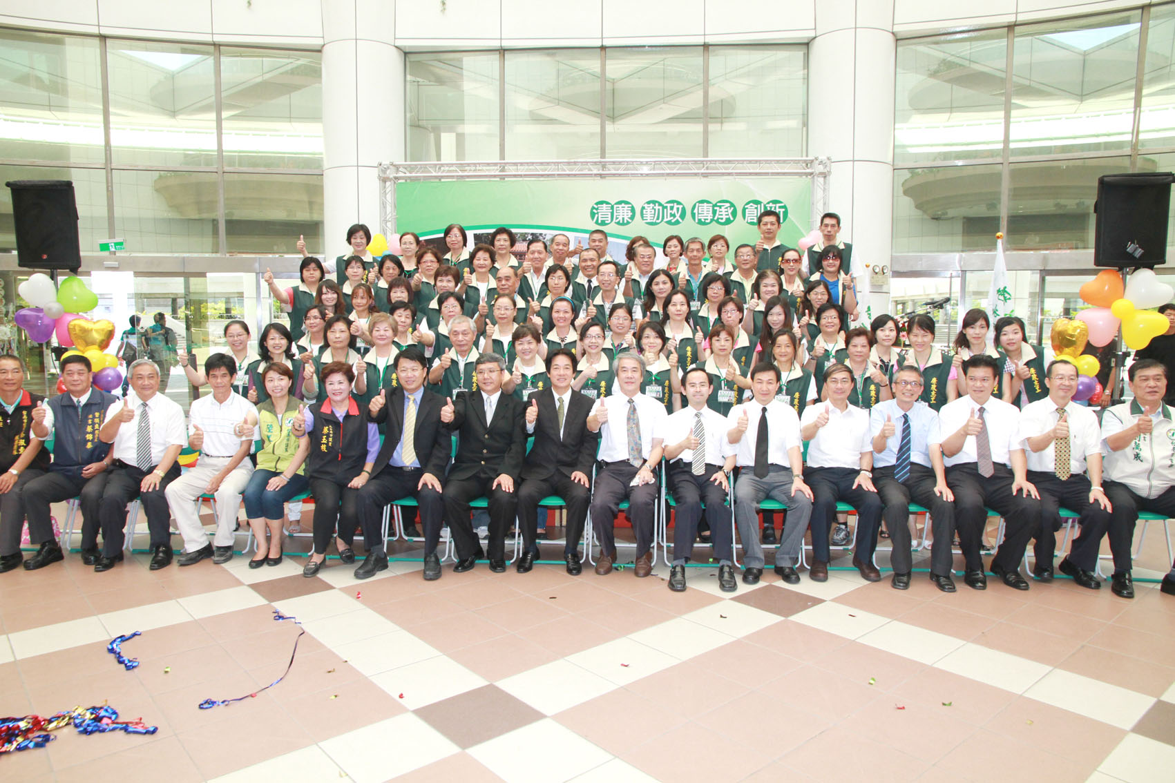 On August 15, 2011, Deputy Director General of the Agency Against Corruption, Yang Shi-jeng, participated in Tainan City Government’s Establishment of Civil Ethics Volunteer and Pledge Project, and photographed with volunteers of Tainan City Government’s Civil Ethics Department.