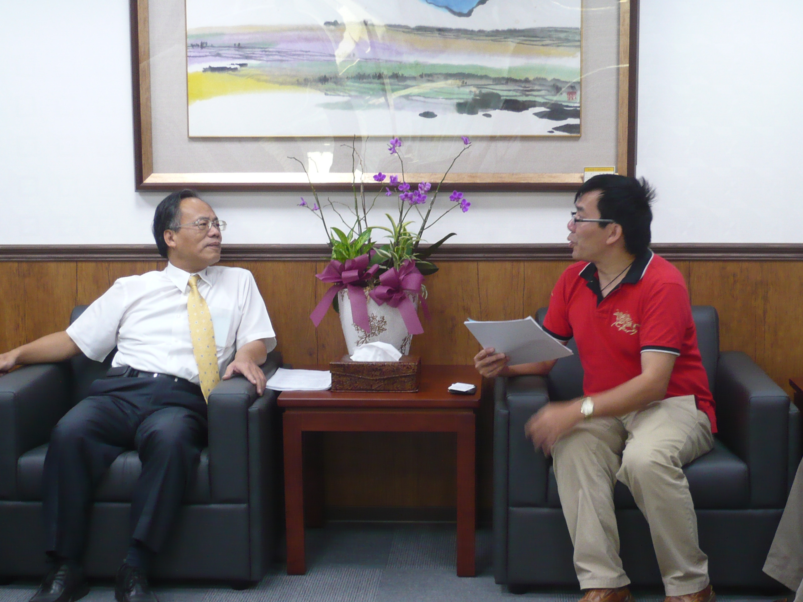Director General Chou of the Agency Against Corruption, and Director Liao Ran of the Asia Pacific Division in Transparency International happily discuss civil ethics issues.