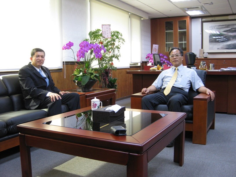 At three o’clock in the afternoon of August 1, 2011, Director General Chou of the Agency Against Corruption received a visit from Director Chen Chen-ming of the Civil Ethics Department of the Ministry of Foreign Affairs, and publicly praised the Department to have dealt with the corruption case of Foreign Affairs Representative Chin, in a timely and effective manner. 