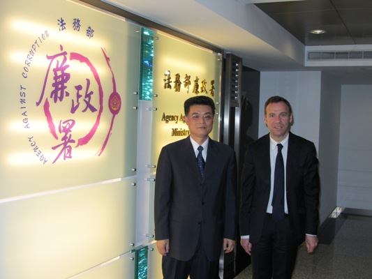 Mr. Hunault, a member of Parliament in France, took a photo with Deputy Director-General Chang of the Agency Against Corruption at the front of the AAC signboard.