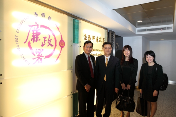 Mr. Kow Keng Siong, Ms. Kok Shu-En and Ms. Grace Goh, prosecutors of Attorney General’s Chambers in Singapore, took a photo with Deputy Director-General Chang of the Agency Against Corruption at the front of the AAC signboard.