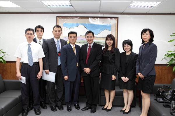 On April 16, 2012, Deputy Director-General Chang of the Agency Against Corruption received a visit from Mr. Kow Keng Siong, Ms. Kok Shu-En and Ms. Grace Goh, prosecutors of Attorney General’s Chambers in Singapore, to discuss anti-corruption issues.