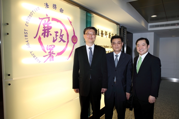 Mr. Jong Min Kim and Mr. Jae Young Lee prosecutors of Ministry of Justice and Supreme Prosecutor’s Office in Korea, took a photo with Deputy Director-General Chang of the Agency Against Corruption at the front of the AAC signboard.