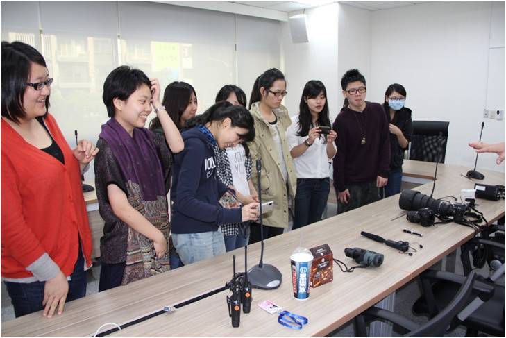 On April 2nd 2012, 40 students from Department of Public Administration and Policy, National Taipei University led by Professor Chan Ching-Fen visited the Agency. The Special Agent introduced the investigation equipments to the students.