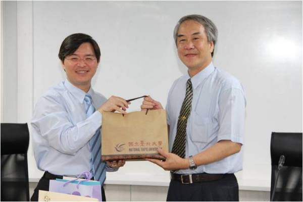 On June 1st 2012, 21 students from Department of Public Administration and Policy, National Taipei University led by Professor Hu Lung-Teng visited the Agency.Professor Hu, Deputy Director-General Yang and  all participants had a great conversation. 