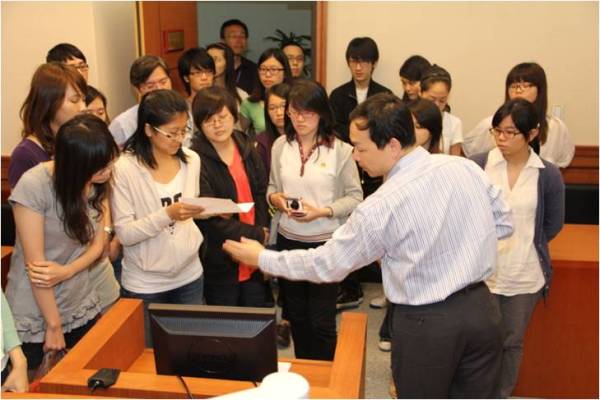 On June 1st 2012, 21 students from Department of Public Administration and Policy, National Taipei University led by Professor Hu Lung-Teng visited the Agency. The Special Agent introduced the investigation room and the facilities to the students. 