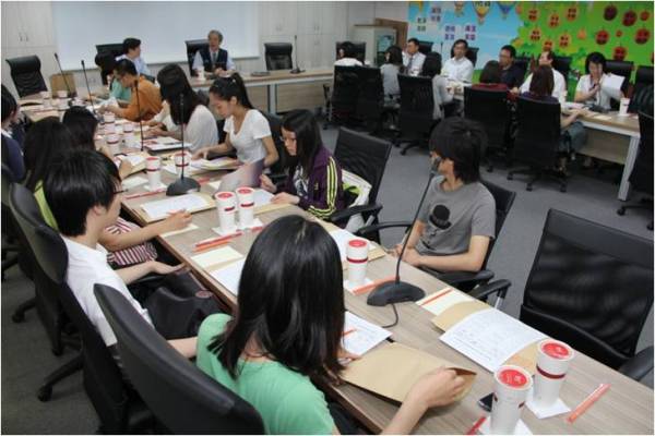 On June 1st 2012, 21 students from Department of Public Administration and Policy, National Taipei University led by Professor Hu Lung-Teng visited the Agency. The students spoke actively and the interaction was lively and friendly during the discussion.