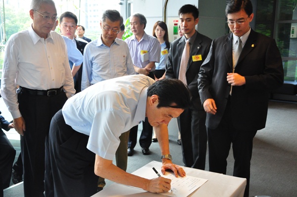 “The Integrity Conference”, held at July 7, 2012. The President signed at the registration counter.