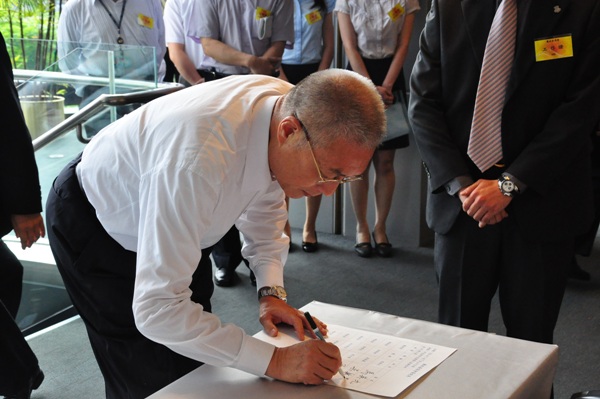 “The Integrity Conference”, held at July 7, 2012. The Vice President signed at the registration counter.