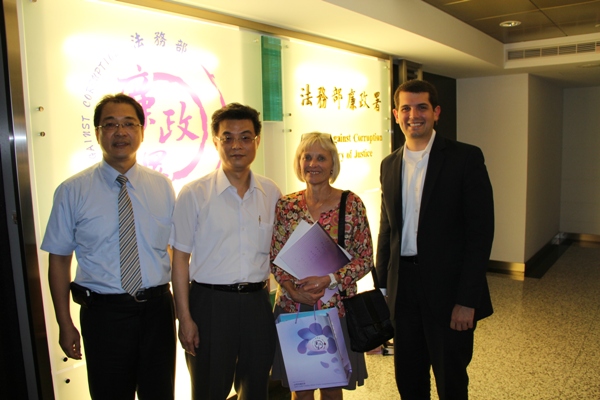 Ms. Costa and Mr. Blasi took a photo with Deputy Director-General Chang and Chief Secretary Zheng of the Agency Against Corruption at the front of the AAC signboard.  
