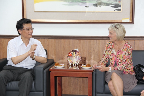 On July 6th 2012, Ms. Lynn Costa and Mr. Andrew Blasi visited the Agency. Deputy Director-General Chang and Ms. Costa had a great conversation.  