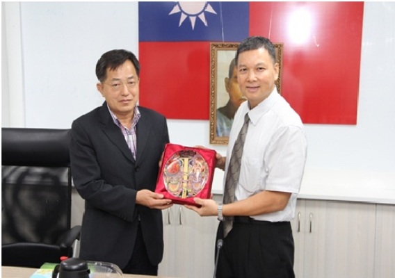 On September 17th 2012, the delegation of Audit & Inspection Division, Gyeonggi Provincial Government visited the Agency. At the end of discussion, the deputy director of planning division, Chen presented a souvenir to the delegation.