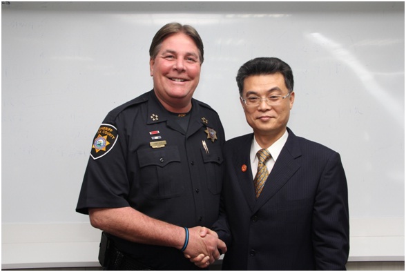 On November 6th 2012, the delegation of Sheriff, Knox County, Tennessee visited the Agency. At the end of discussion, the sheriff photoed with deputy director-general, Chang.