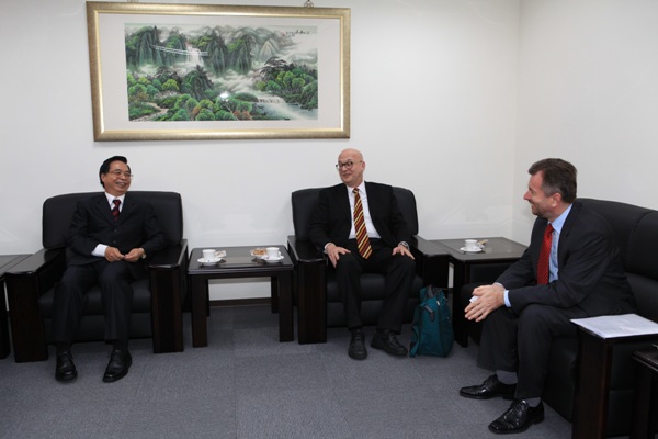 On March 11, 2013, Director-General Chu of the Agency Against Corruption received a visit from Prof. Dr. M&aacute;t&eacute; SZAB&Oacute; (Commissioner for Fundamental Rights Hungary), and Levente SZ&Eacute;KELY (Representative of Hungarian Trade Office), to discuss anti-corruption issues.