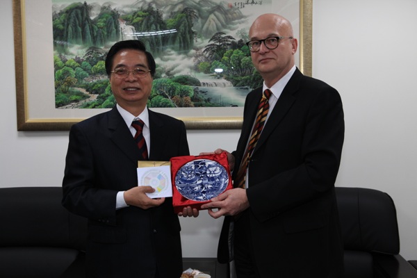 Prof. Dr. M&aacute;t&eacute; SZAB&Oacute; (Commissioner for Fundamental Rights Hungary), Levente SZ&Eacute;KELY (Representative of Hungarian Trade Office), and Director-General Chu exchanged the souvenirs with each other.