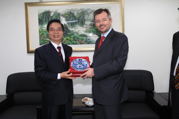 Prof. Dr. M&aacute;t&eacute; SZAB&Oacute; (Commissioner for Fundamental Rights Hungary), Levente SZ&Eacute;KELY (Representative of Hungarian Trade Office), and Director-General Chu exchanged the souvenirs with each other.