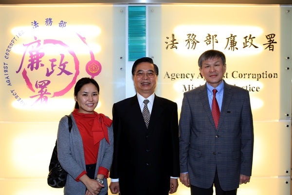 On April 16, 2013, Director-General Chu and Deputy Director-General Cheng of the Agency Against Corruption received a visit from Mr. Elbeg Samdan, Representative of Ulaanbaatar Trade and Economic Representative Office in Taipei, to discuss anti-corruption issues.