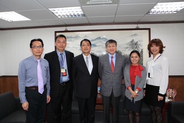 On April 16, 2013, Director-General Chu and Deputy Director-General Cheng of the Agency Against Corruption received a visit from Mr. Elbeg Samdan, Representative of Ulaanbaatar Trade and Economic Representative Office in Taipei, to discuss anti-corruption issues.
