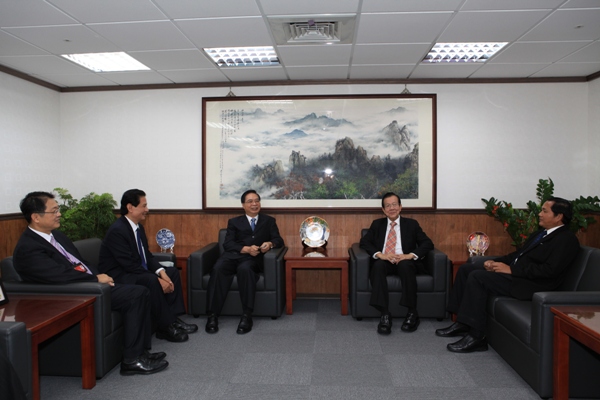 On June 17, 2013, Director-General Chu of the Agency Against Corruption received a visit from Prof. Sanguan Lewmanomont (the former senator of Thailand and leader scholar of law) and the guest from the Senate of Thailand to discuss anti-corruption issues.