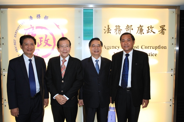 Prof. Sanguan Lewmanomont (the former senator of Thailand and leader scholar of law), the guest from the Senate of Thailand and Director-General Chu exchanged the souvenirs with each other.