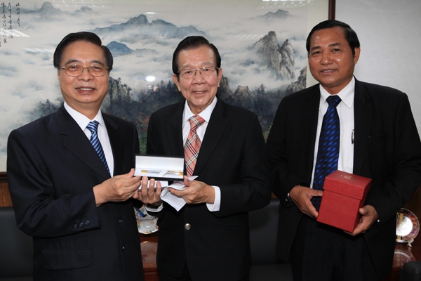 Prof. Sanguan Lewmanomont (the former senator of Thailand and leader scholar of law), the guest from the Senate of Thailand and Director-General Chu exchanged the souvenirs with each other.