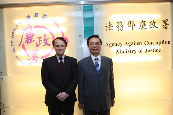 On July 19, 2013, Director-General Chu of the Agency Against Corruption received a visit from Mr. Luis de Sousa (The President of Transpar&ecirc;cia e Integridade, Associa&ccedil;&atilde;o C&iacute;vica) and Ph. D. Ernie Ko (Vice Executive Director of the Transparency International, Chinese Taipei) to discuss anti-corruption issues.