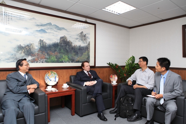 On July 19, 2013, Director-General Chu of the Agency Against Corruption received a visit from Mr. Luis de Sousa (The President of Transpar&ecirc;cia e Integridade, Associa&ccedil;&atilde;o C&iacute;vica) and Ph. D. Ernie Ko (Vice Executive Director of the Transparency International, Chinese Taipei) to discuss anti-corruption issues.