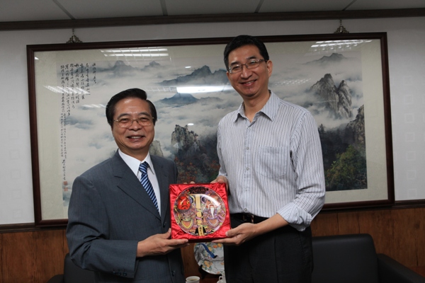 Mr. Luis de Sousa (The President of Transpar&ecirc;cia e Integridade, Associa&ccedil;&atilde;o C&iacute;vica), Ph. D. Ernie Ko (Vice Executive Director of the Transparency International, Chinese Taipei) and Director-General Chu exchanged the souvenirs with each other.