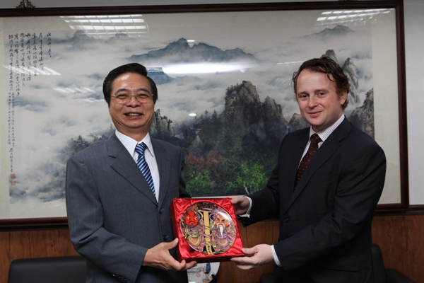 Mr. Luis de Sousa (The President of Transpar&ecirc;cia e Integridade, Associa&ccedil;&atilde;o C&iacute;vica), Ph. D. Ernie Ko (Vice Executive Director of the Transparency International, Chinese Taipei) and Director-General Chu exchanged the souvenirs with each other.