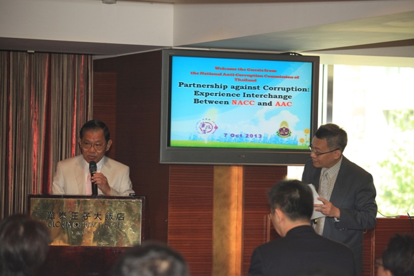 On October 7, 2013, Director-General Chu of the Agency Against Corruption received a visit from Prof. Vicha Mahakun (Commissioner of the National Anti-Corruption Commission, NACC) and delegations from Thailand at Gloria Prince Hotel to discuss anti-corruption issues.