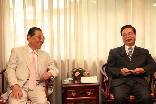 On October 7, 2013, Director-General Chu of the Agency Against Corruption received a visit from Prof. Vicha Mahakun (Commissioner of the National Anti-Corruption Commission, NACC) and delegations from Thailand at Gloria Prince Hotel to discuss anti-corruption issues.