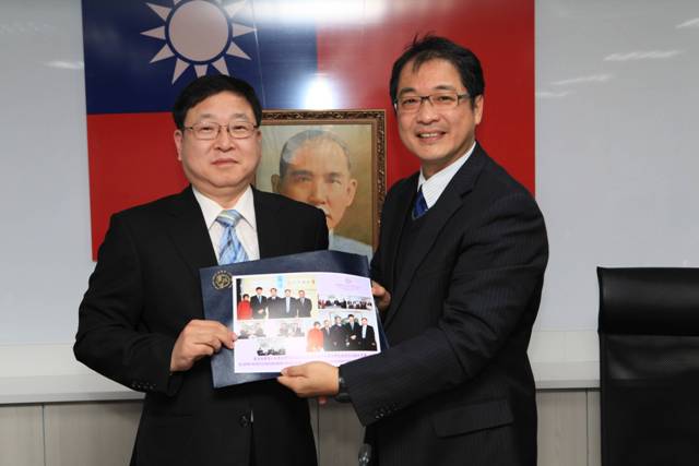 Prof. Park, Yong Chul, Prof. Cho, Kyoon Seok from Korea and Deputy Director-General Cheng exchanged the souvenirs with each other.